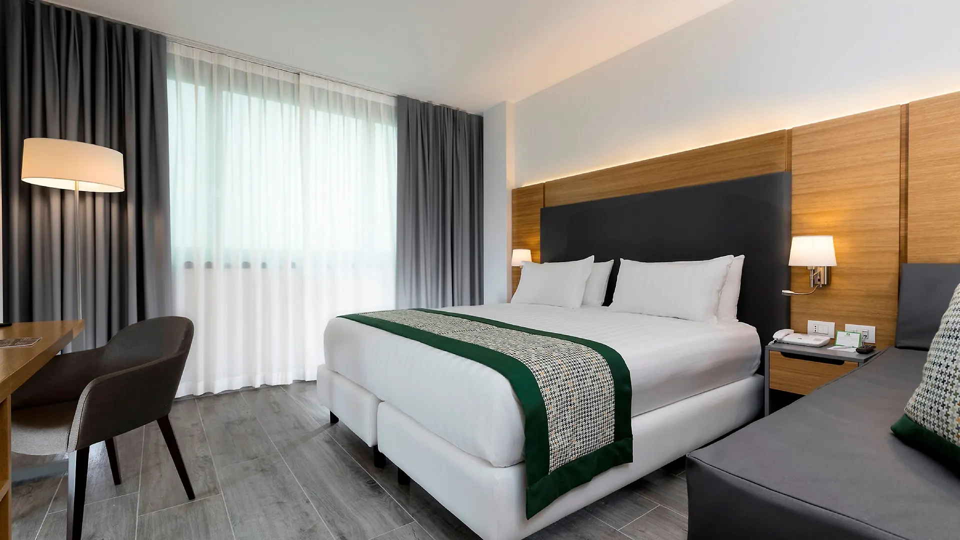 Holiday Inn Naples By Ihg Itália