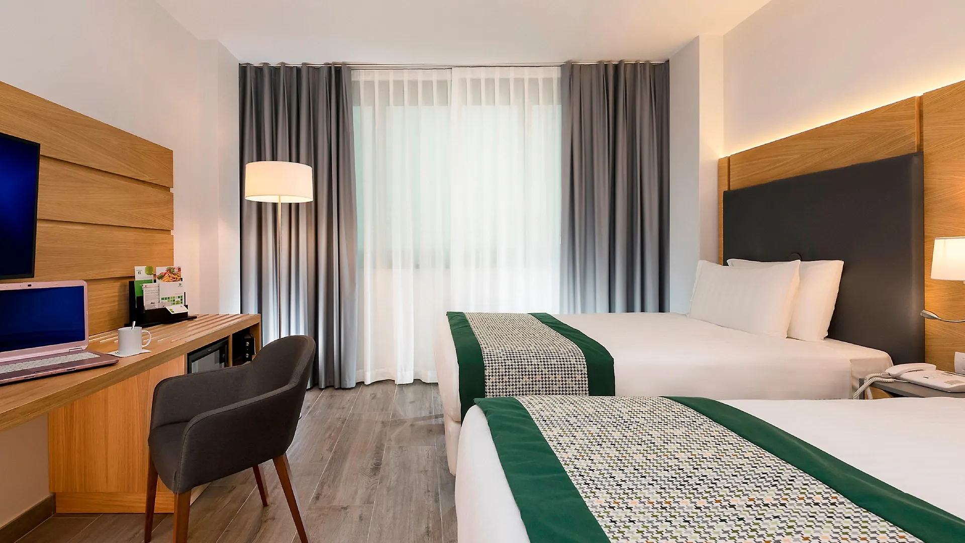 Holiday Inn Naples By Ihg 4*,  Itália
